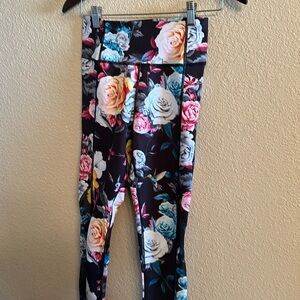 Zyia EUC size 6-8 dark floral stretch leggings mesh side